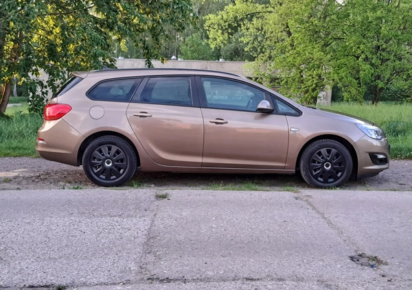 Opel Astra cena 24800 przebieg: 204000, rok produkcji 2012 z Gliwice małe 232